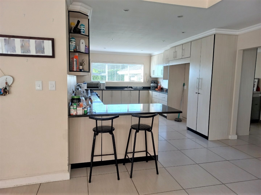 To Let 4 Bedroom Property for Rent in Kidds Beach Eastern Cape